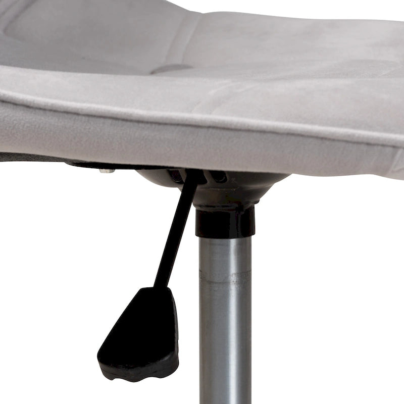 Silla de oficina giratoria de terciopelo con base de metal dorado