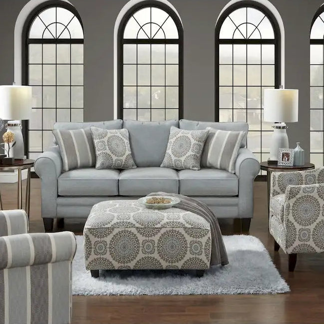 Sillón decorativo a rayas con brazos enrollados